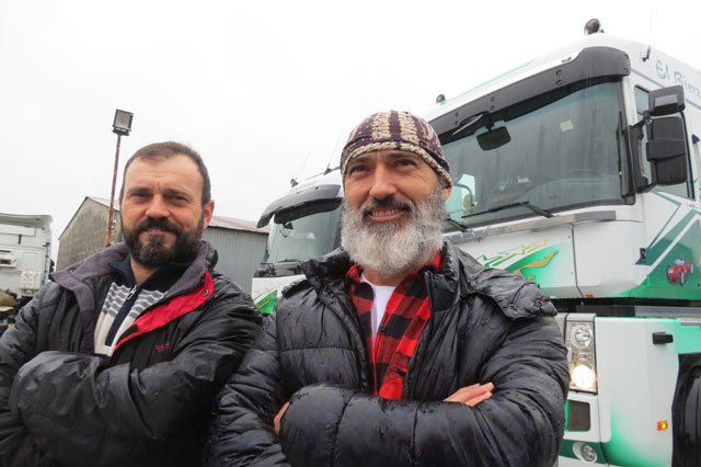 Los hermanos Voces con sus camiones (Toño a la izquierda, Javier a la derecha).