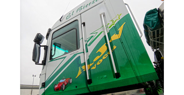 Uno de los camiones decorado en tonos verde, a cargo del aerografista José Carlos Velasco