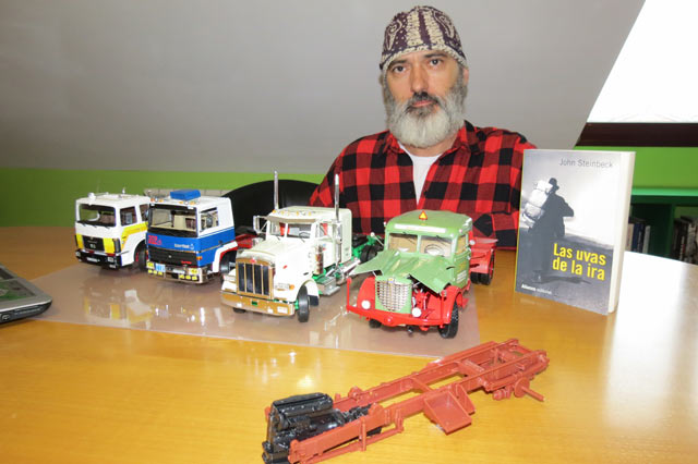 Javi nos enseña algunas de sus maquetas y uno de sus libros favoritos: