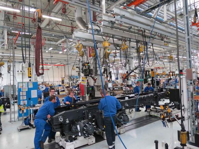 Personal de las cadenas de montaje de las plantas piloto