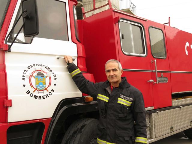 Fabio es un bombero sentimentalmente unido a este Dodge C17, pues ambos ingresaron en el Cuerpo de Bomberos de Ponferrada el mismo día.