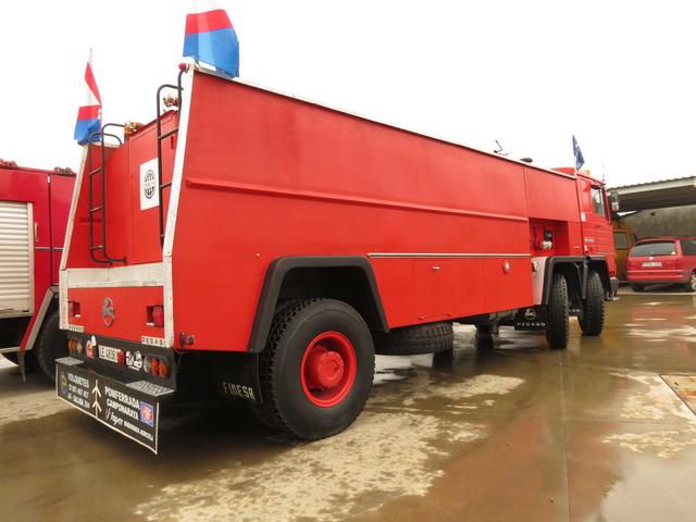 Este Pegaso de bomberos es un gran autobomba, con chasis de tres ejes, para uso industrial y un peso total de 26 toneladas.