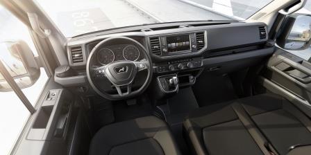 El interior es espacioso, ergonómico y práctico