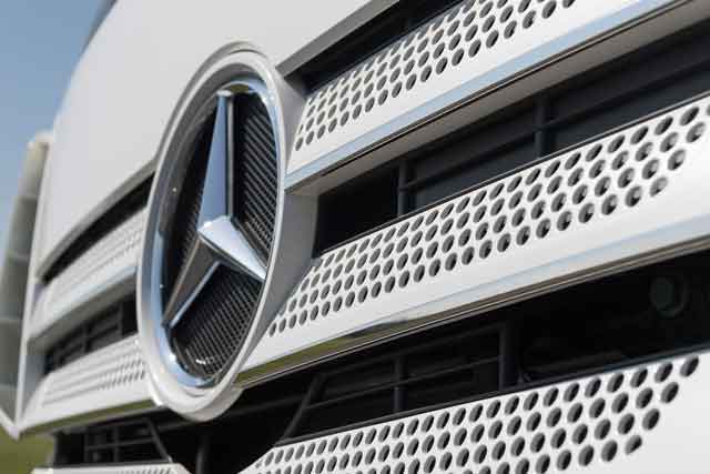 El frontal luce elementos cromados que diferencian la edición especial 20 años del Actros.
