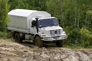 El Mercedes Benz Zetros destaca por su tracción total y cabina de morro.