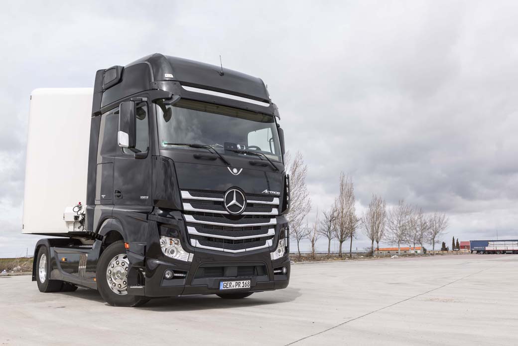 El motor OM473 de 15,6 litros ofrece grandes prestaciones y maneja las 40 toneladas sin enterarse prácticamente.