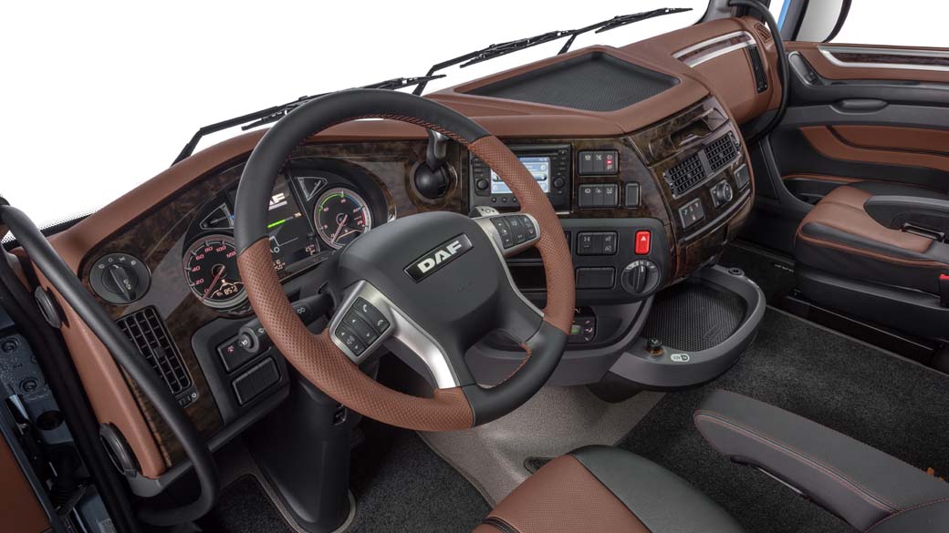 Puesto de conducción en acabado de máximo confort, Exclusive Line, del DAF XF.