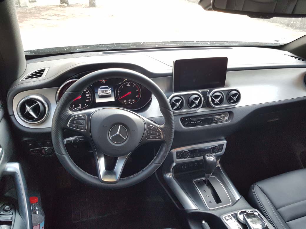 Puesto de conducción del Mercedes Benz Clase X 350d 4MATIC.