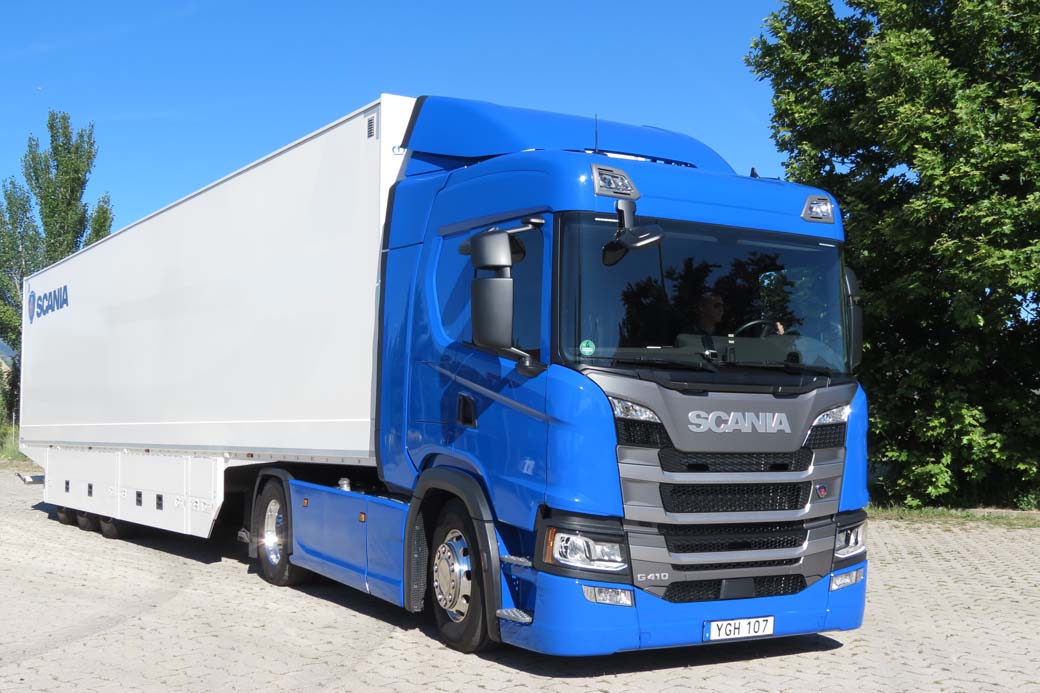 Las tres filas de faros son la única concesión llamativa que se permite este eficiente Scania G 410.