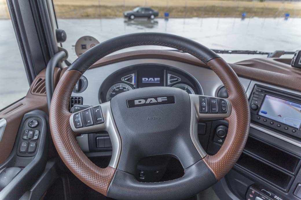 El volante multifunción reúne seis teclas de control en sus radios.