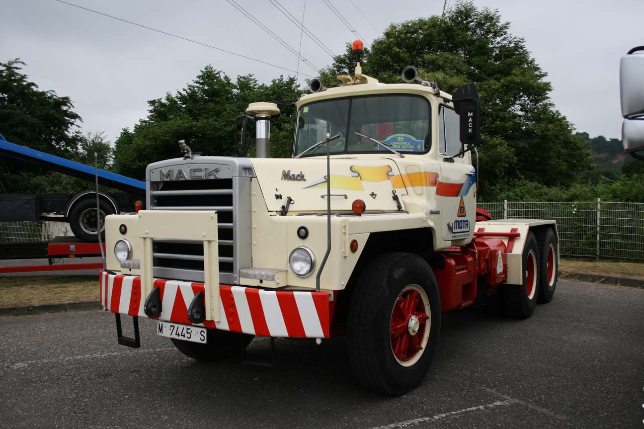 Espectacular Mack DM 800 de la empresa de transportes especiales Mota.
