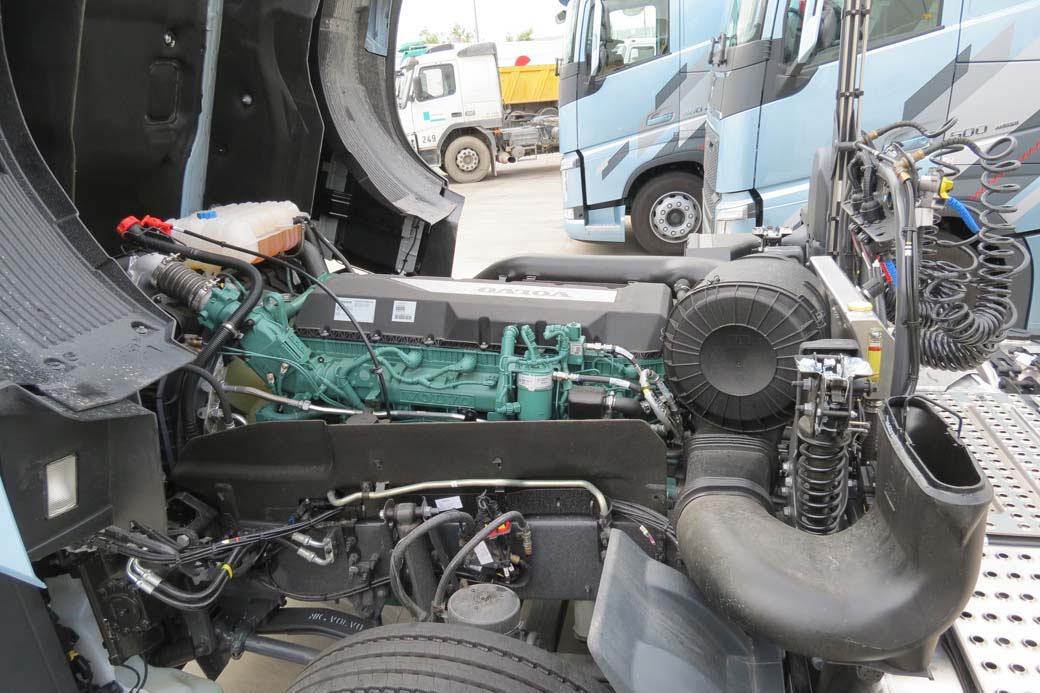 Al mismo bloque motor de 13 litros y seis cilindros de Volvo Trucks se le ha añadido un sistema doble de alimentación de combustible: GNL y Gasóleo más Adblue.