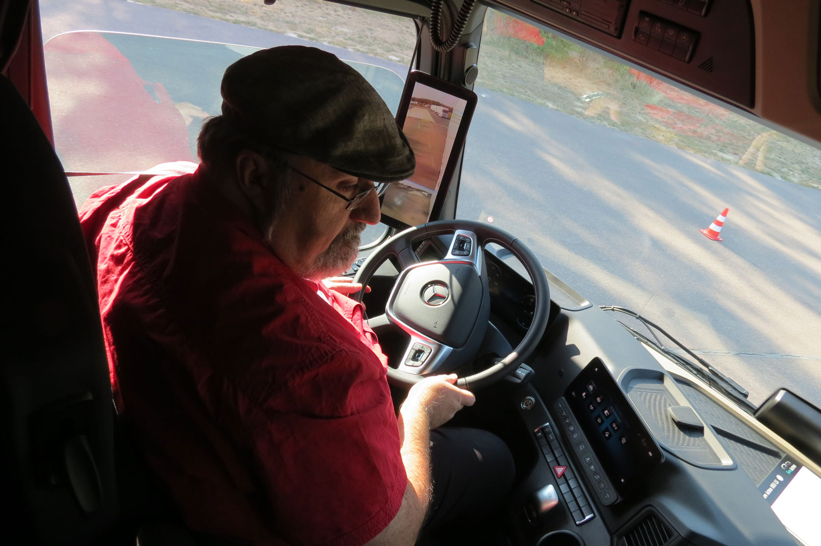 En la cabina digital del nuevo Mercedes Benz Actros los sistemas de ayuda en caso de peligro llegan a intervenir en lugar del conductor.