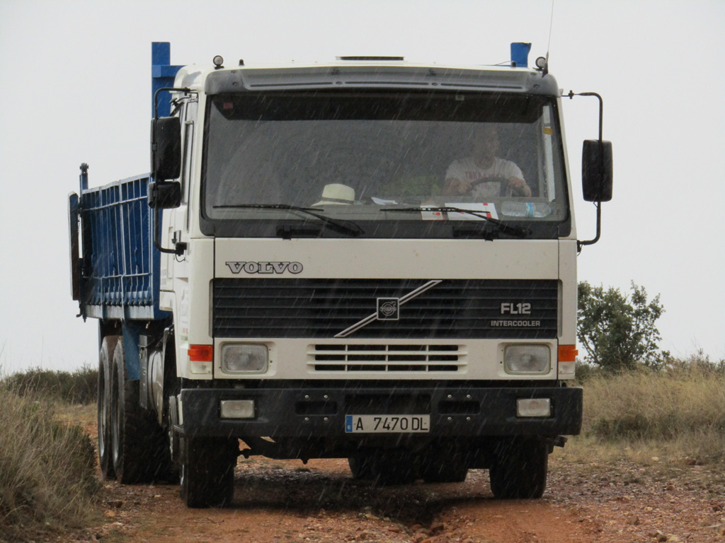 Visitamos a Yonathan Mendoza, un joven que trabaja como hombre acordeón en el campo al volante de un Volvo FL12 6x2.